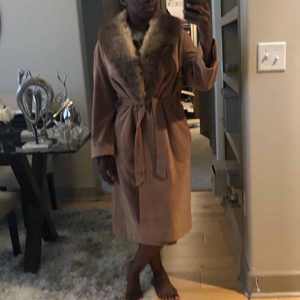Vintage Tan Fur-collar Coat. Detachable collar.